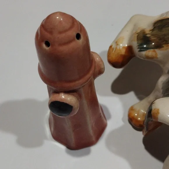 Vintage 1960, dog lifting leg on fire hydrant salt and pepper shaker made Japan - Picture 3 of 11